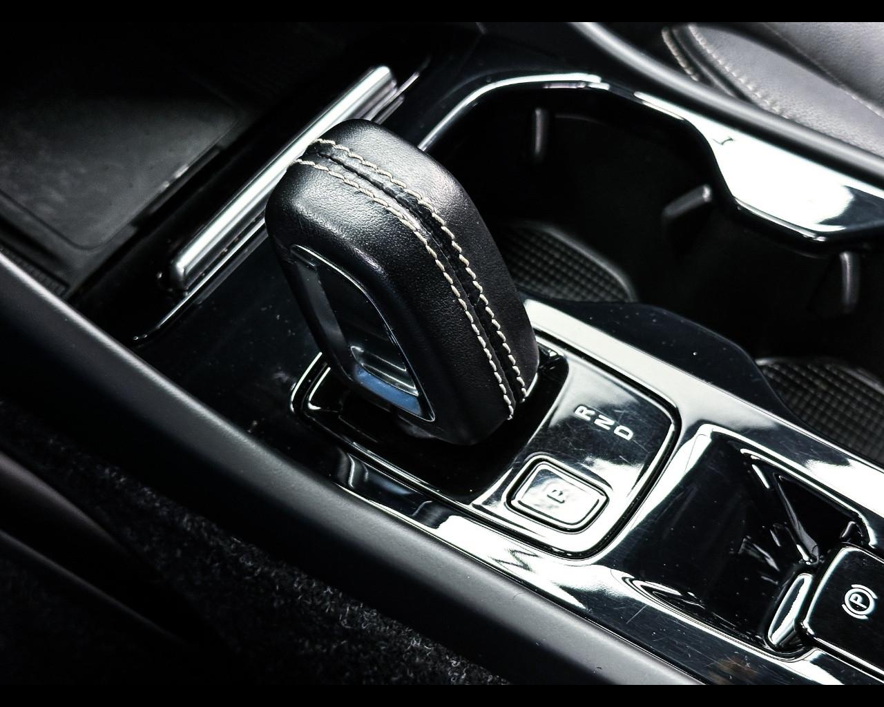 VOLVO XC40 (2017--->) - XC40 D3 AWD Geartronic R-design