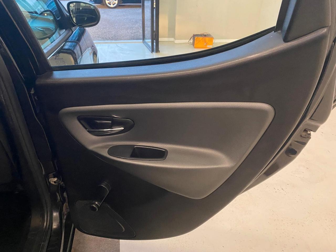 Lancia Ypsilon 1.2 69 CV 5 porte S&S Silver