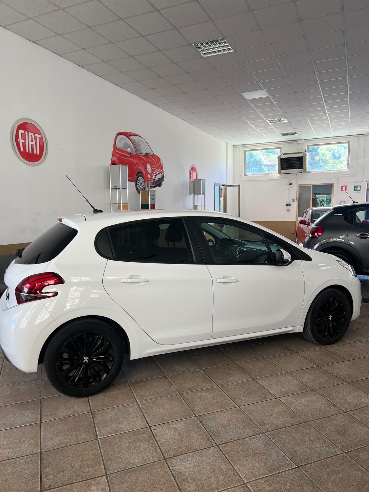Peugeot 208 PureTech 82 5 porte Black Line