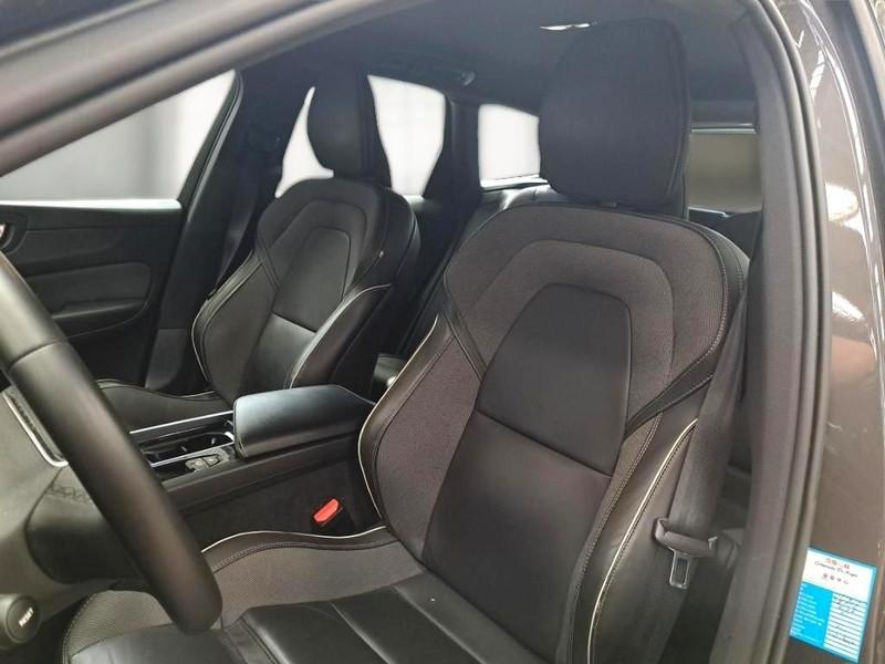 VOLVO XC60 B4 D AWD automatico R-Design