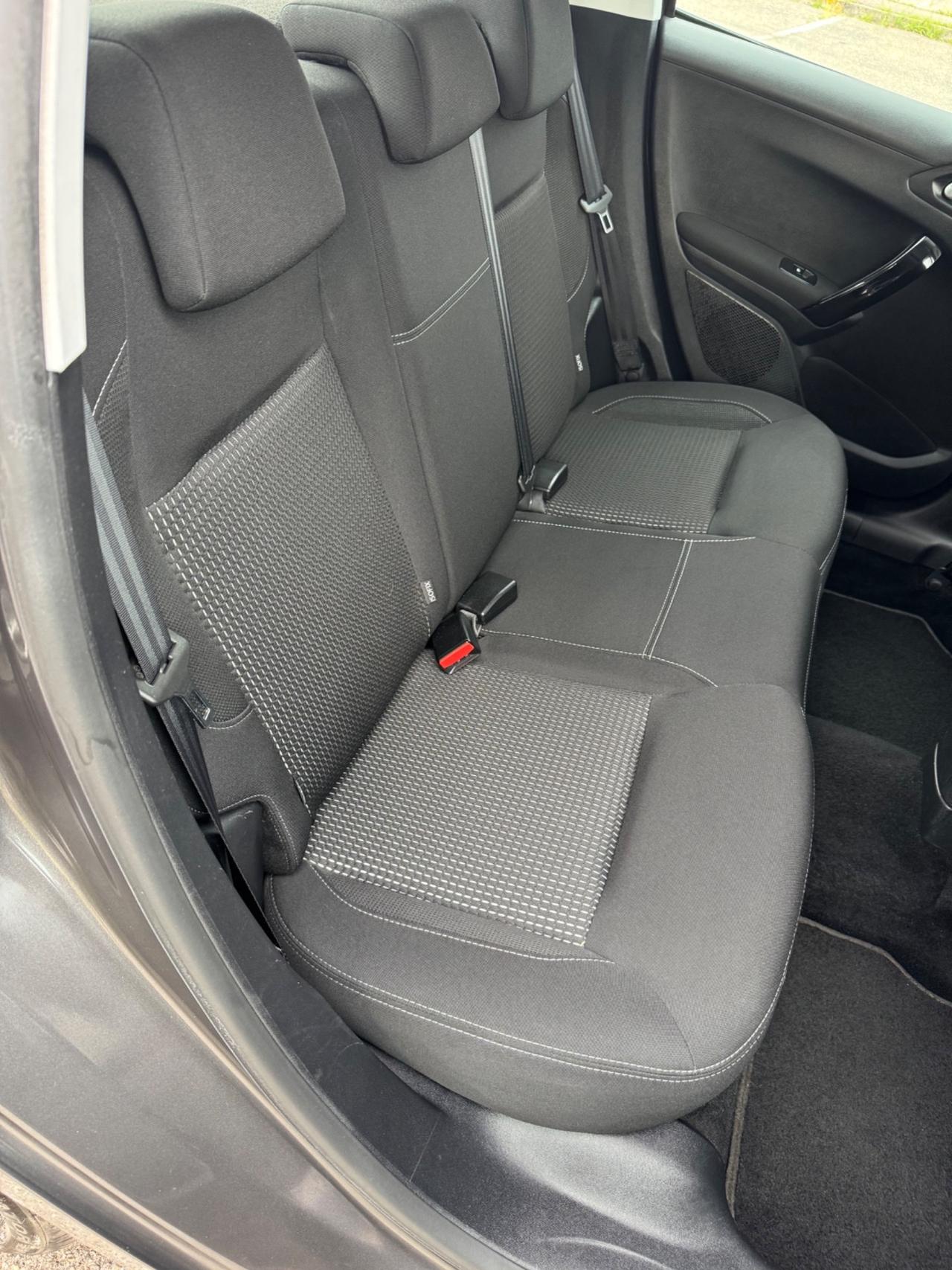 Peugeot 208 tagliandata cinghia nuova Neopatentati
