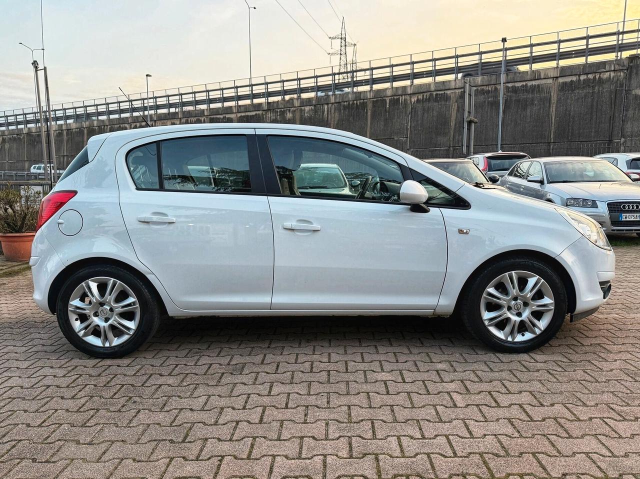 Opel Corsa 1.4 16V 5 porte OK NEOPATENTATI