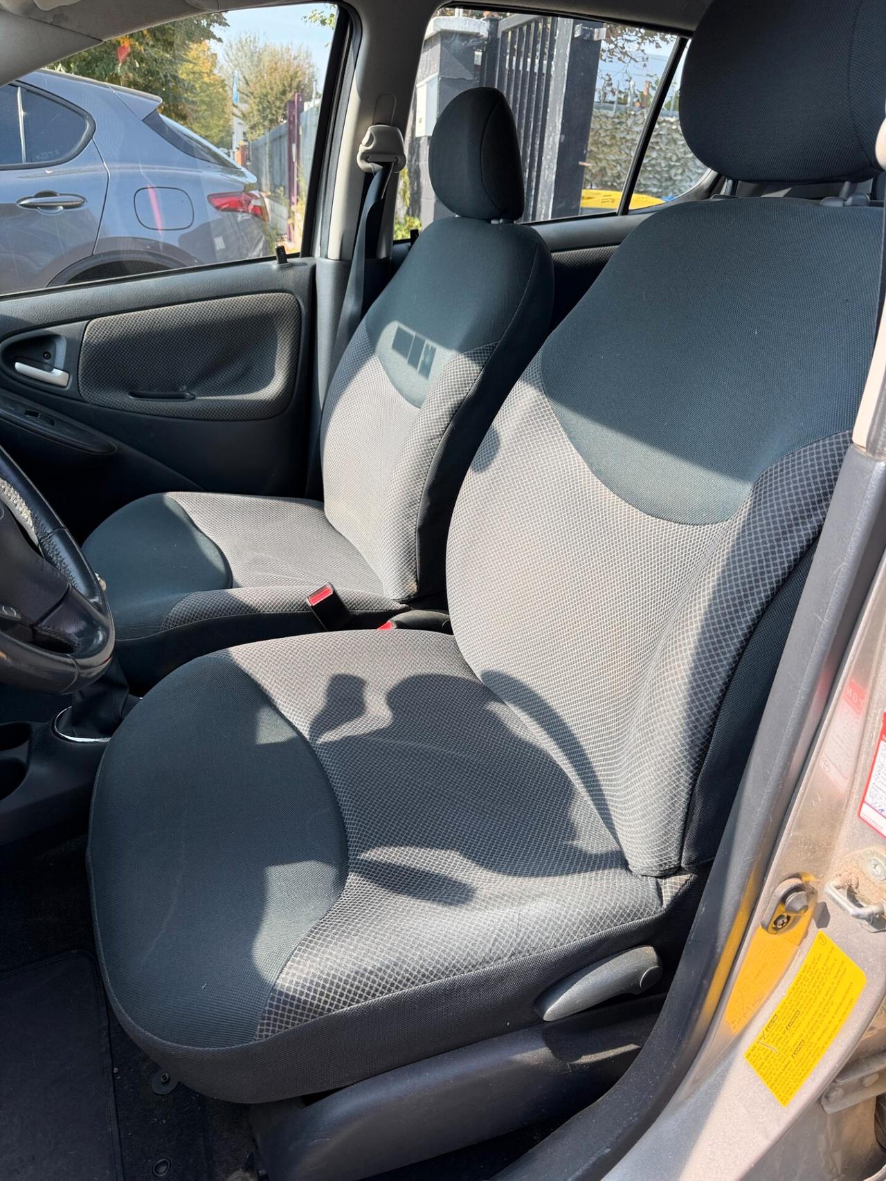 Toyota Yaris 1.0i 16V cat 5 porte Sol