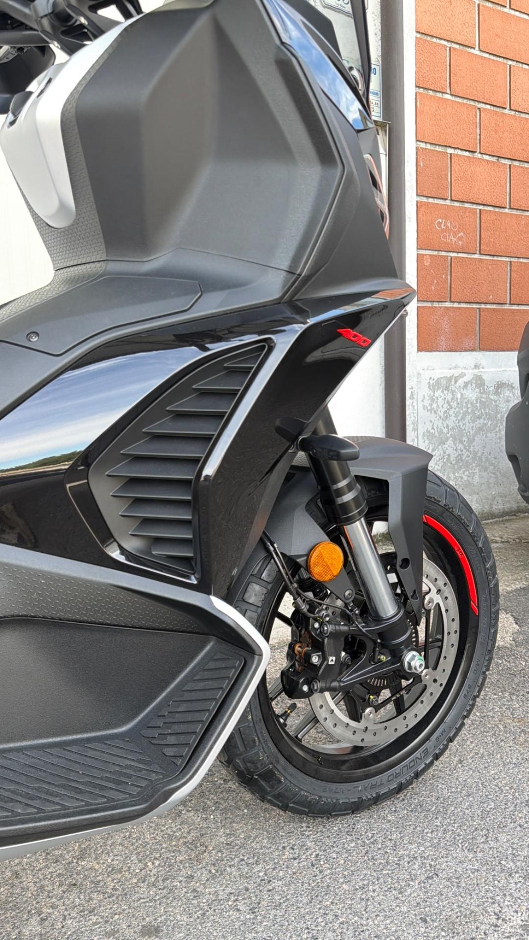 Aprilia SR GT 400