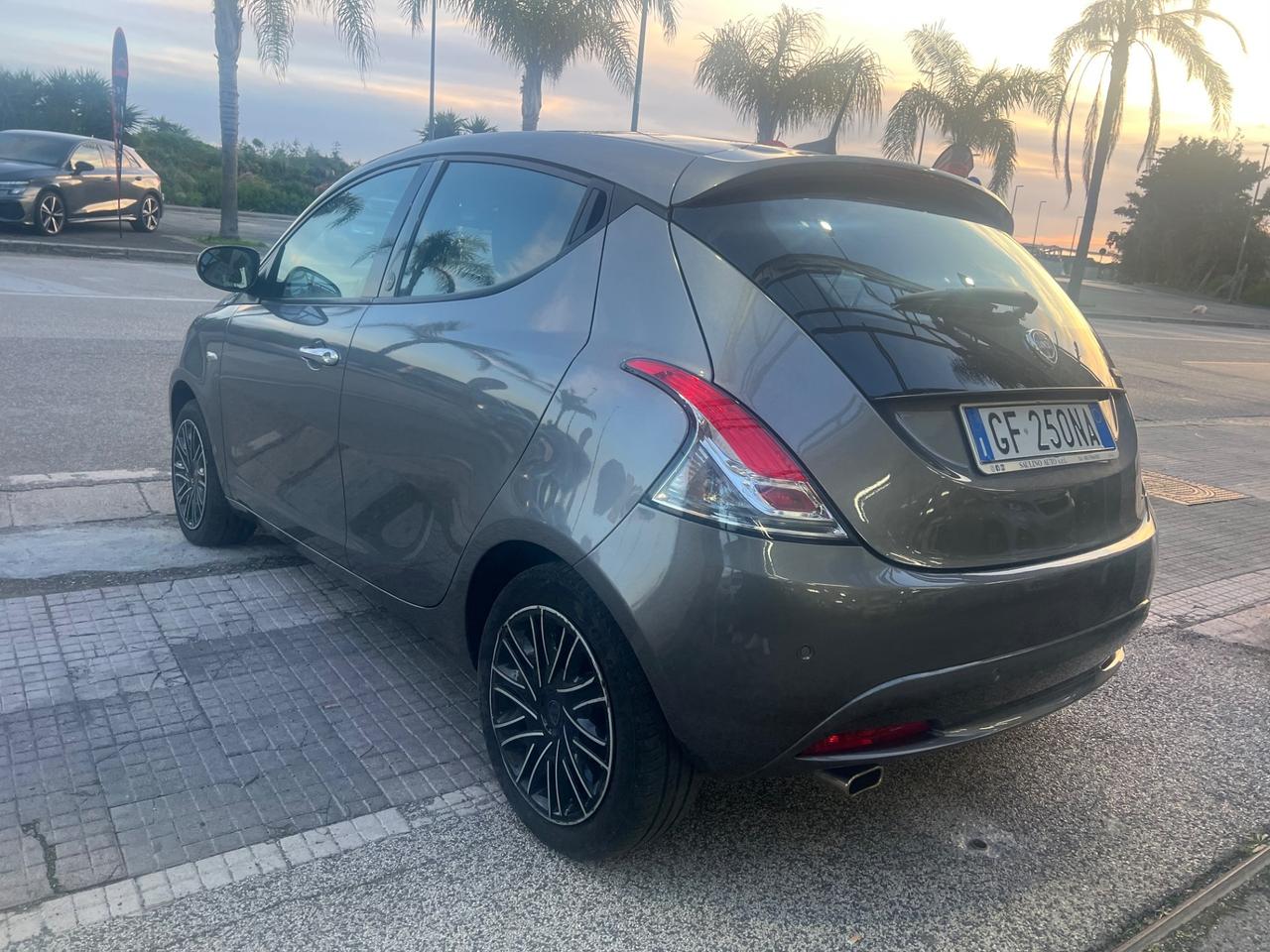 Lancia Ypsilon 1.0 FireFly 5 porte S&S Hybrid Ecochic Gold