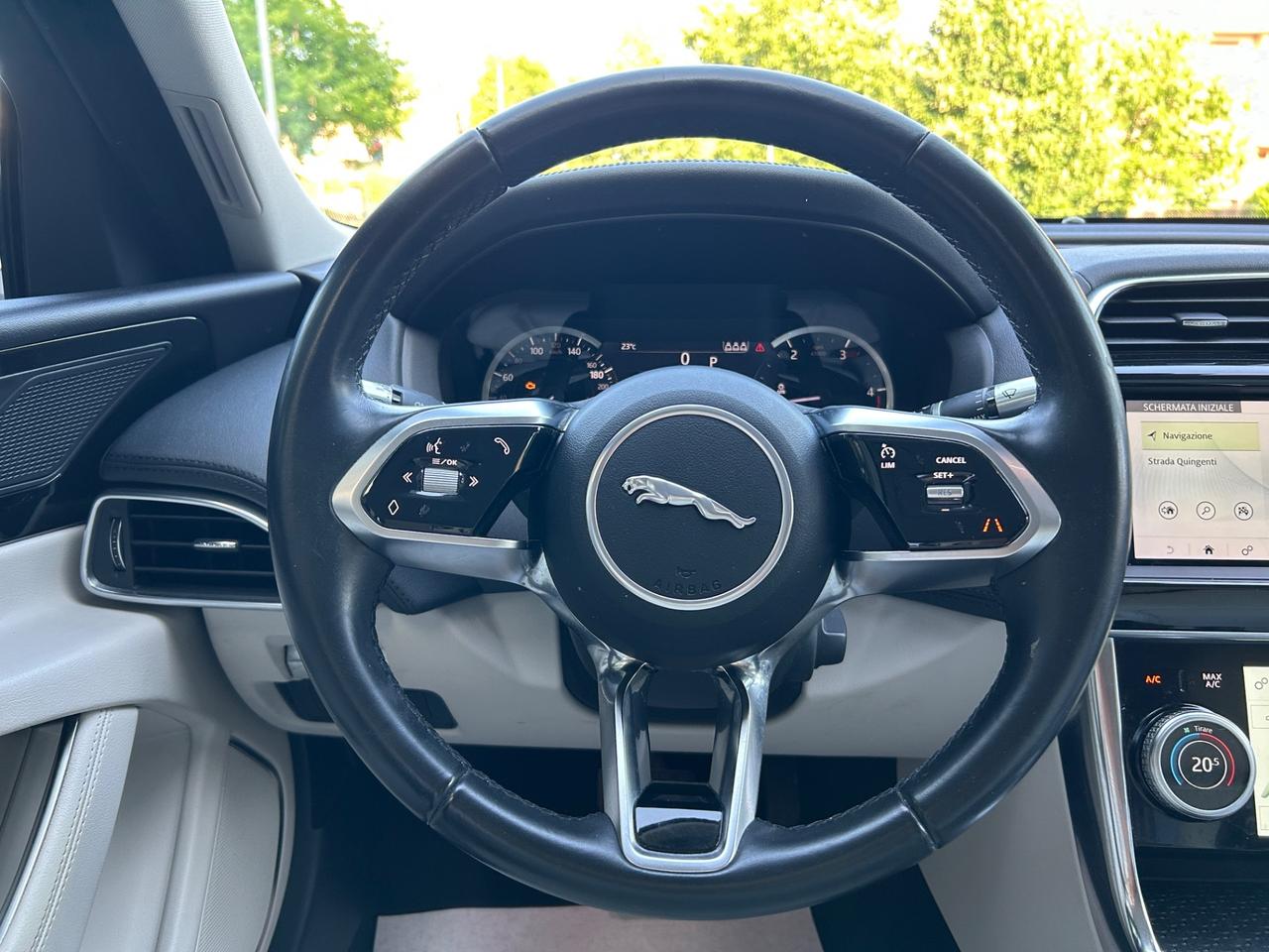 Jaguar XE 2.0 D 180 CV aut. R-Dynamic SE