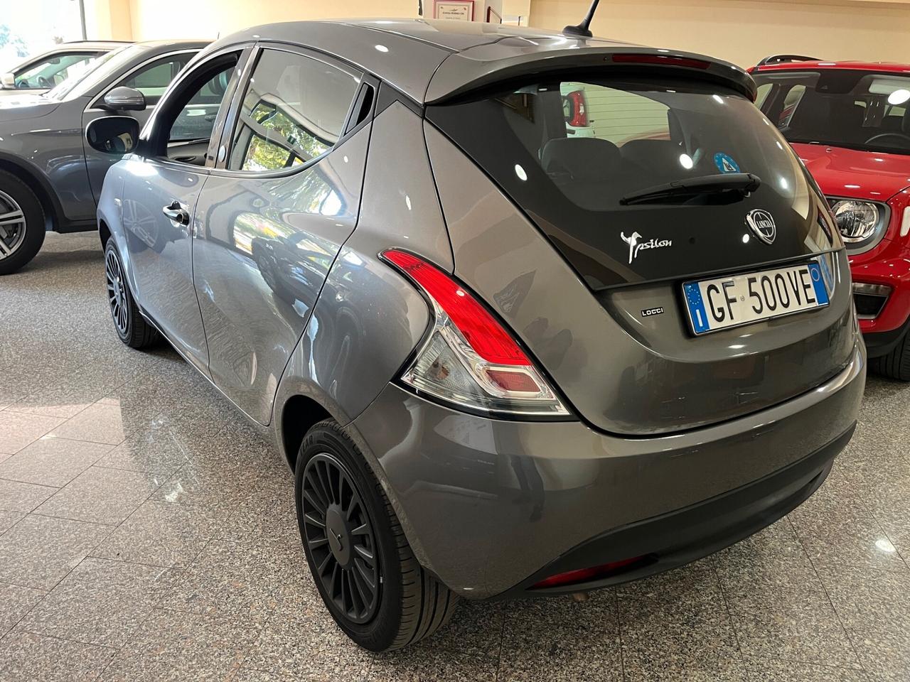 Lancia Ypsilon 1.0 FireFly 5 porte S&S Hybrid Ecochic Silver