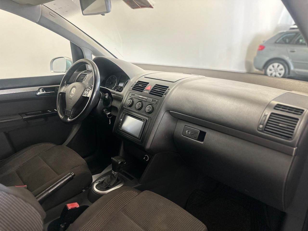 Volkswagen Touran 2.0 16V TDI DSG Highline 7 POSTI