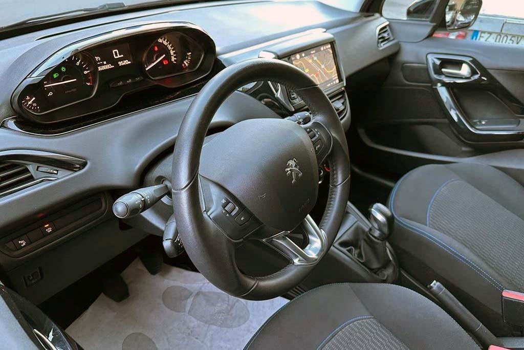 Peugeot 208 PureTech 82 Stop&Start 5 porte Signature Adatta per la guida a Neopatentati
