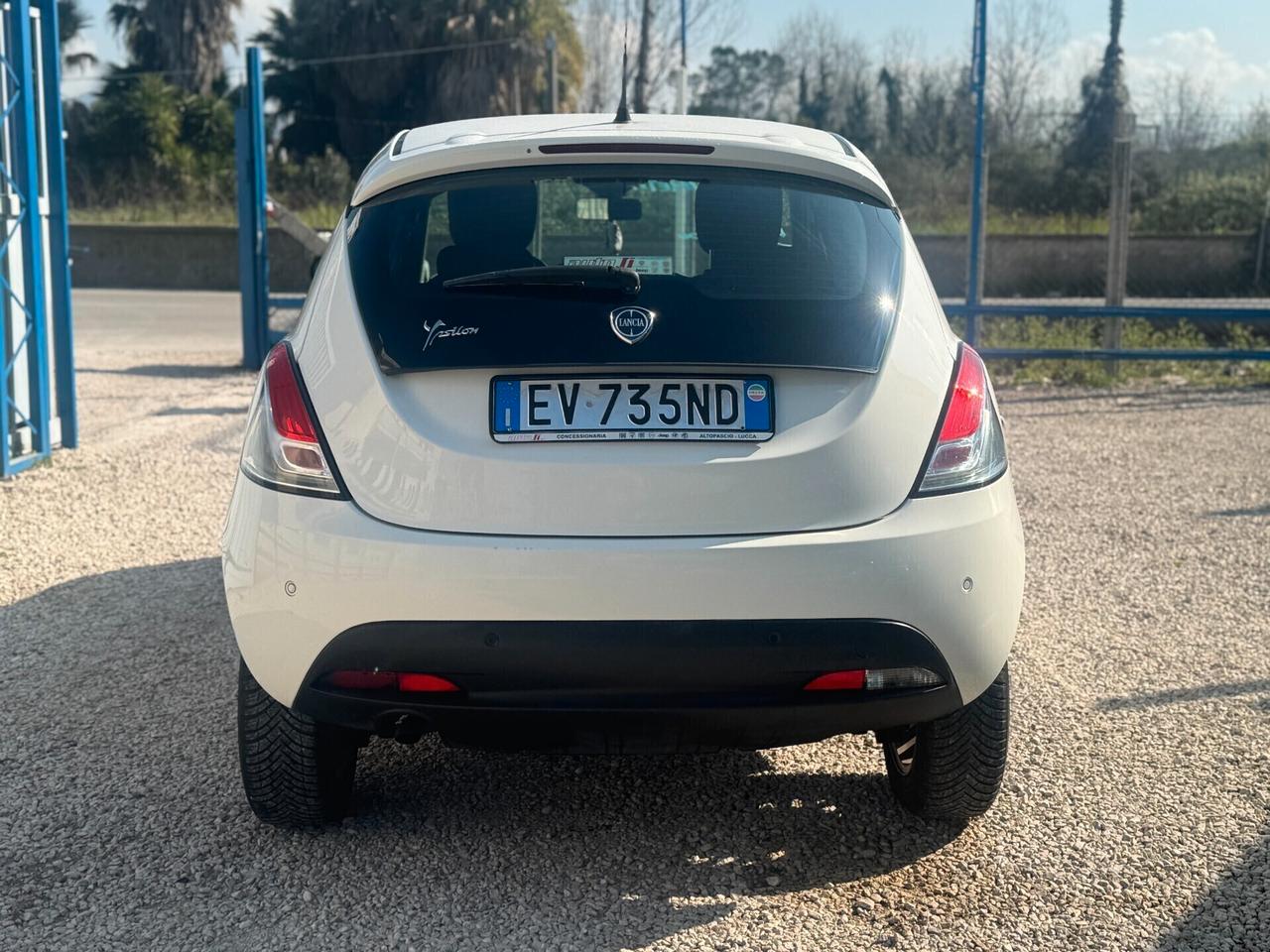 Lancia Ypsilon 0.9 TwinAir 85 CV 5 porte Metano Ecochic Gold pari al nuovo 2014