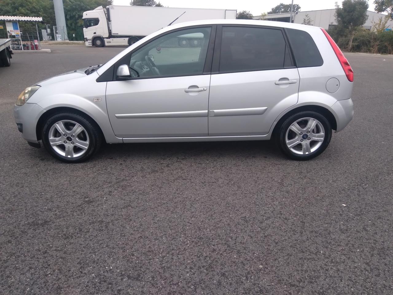 Ford Fiesta 1.2 16V 75cv 5p titanium