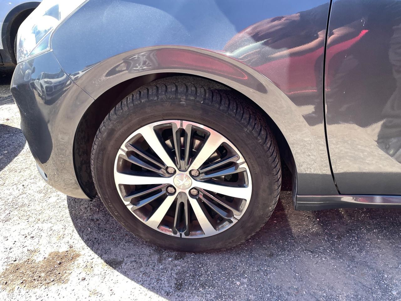 Peugeot 208 BlueHDi 5 porte Allure - navigatore- retrocamera