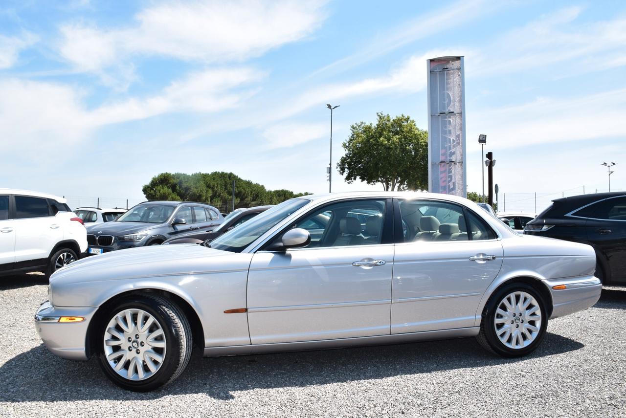 Jaguar XJ 4.2 V8 298CV AUT. NAVI PELLE SENSORI CRUISE BT Executive