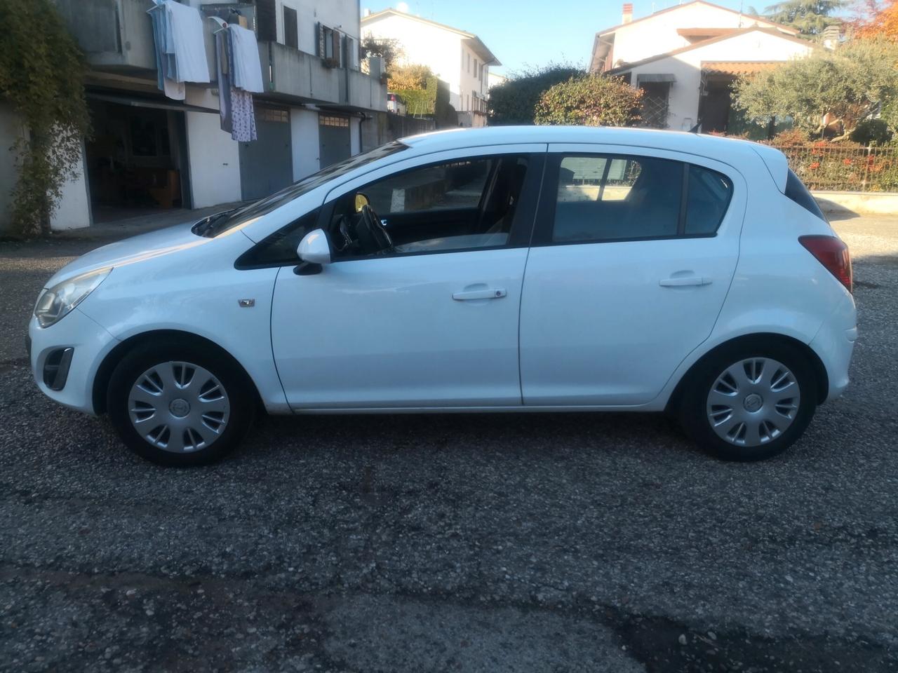 Opel Corsa 1.2 5 porte neopatentati