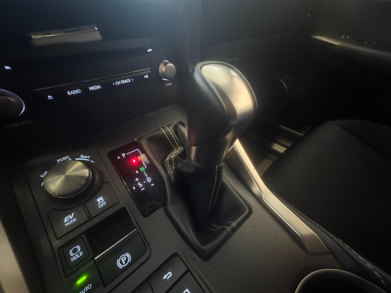 Lexus NX 300h 2.5 Business 2wd cvt