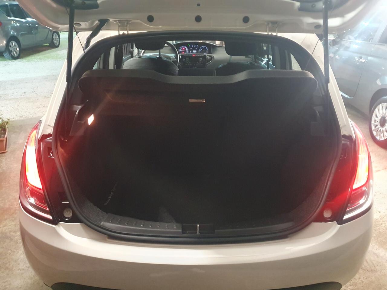 Lancia Ypsilon 1.0 FireFly 5 porte S&S Hybrid Ecochic Silver