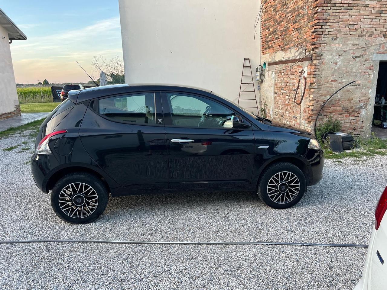 Lancia Ypsilon 0.9 TwinAir 85 CV 5 porte Metano Ecochic Elle