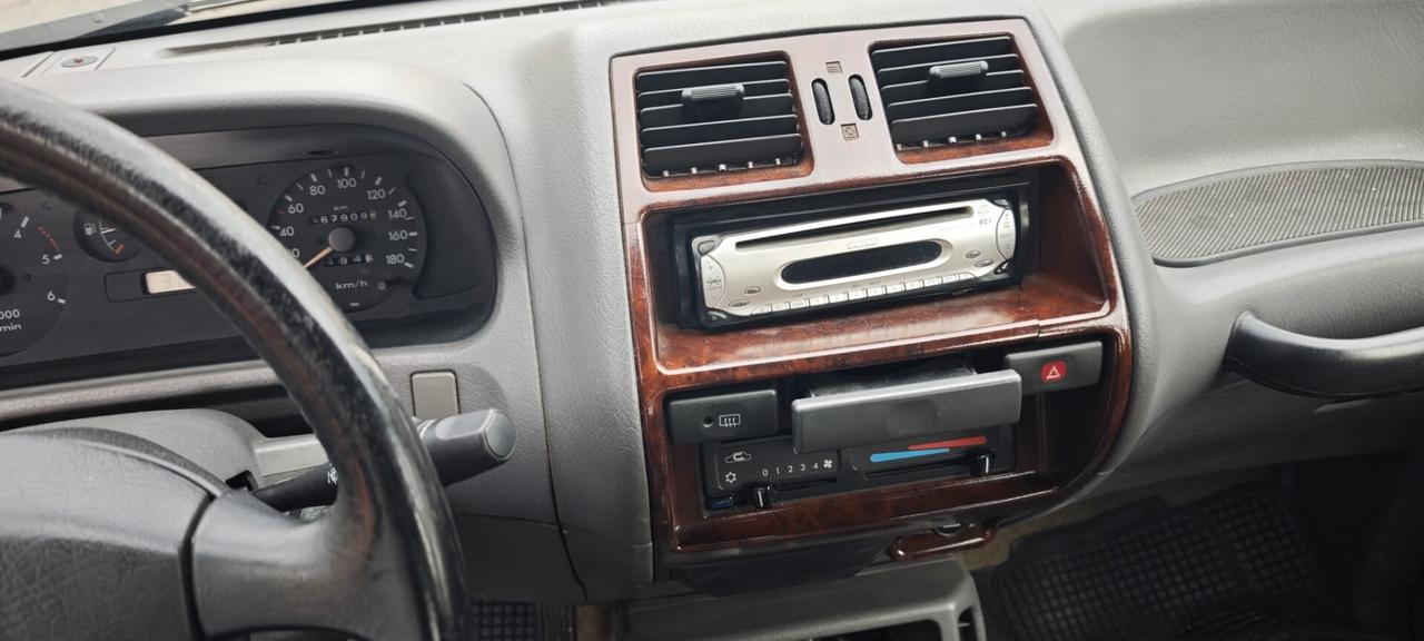 Nissan Terrano II 2.4i 12V cat 5 porte SE
