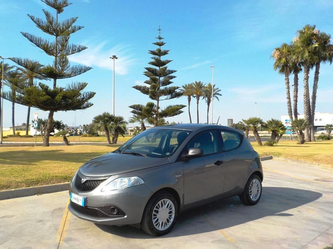 Lancia Ypsilon 1.0 FireFly 5 porte S&S Hybrid Ecochic Silver