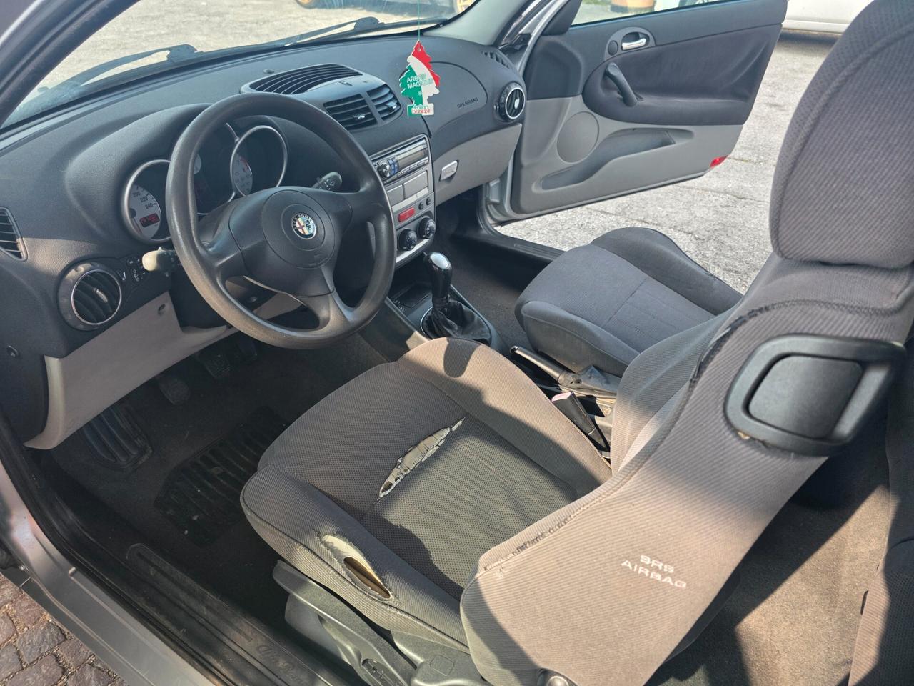 Alfa Romeo 147 1.6i 16V Twin Spark cat 3p. Con 251.000