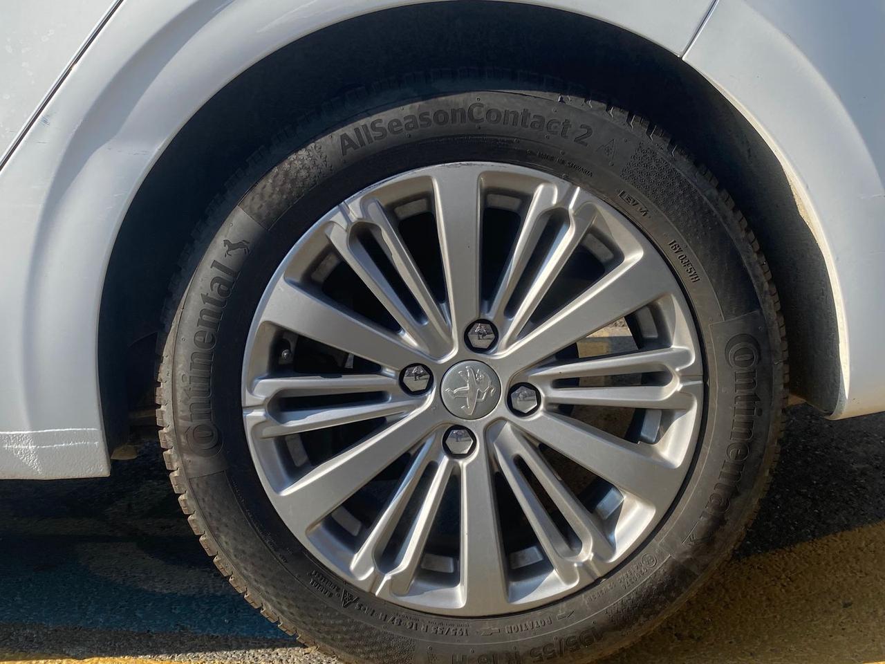 Peugeot 208 life #11893