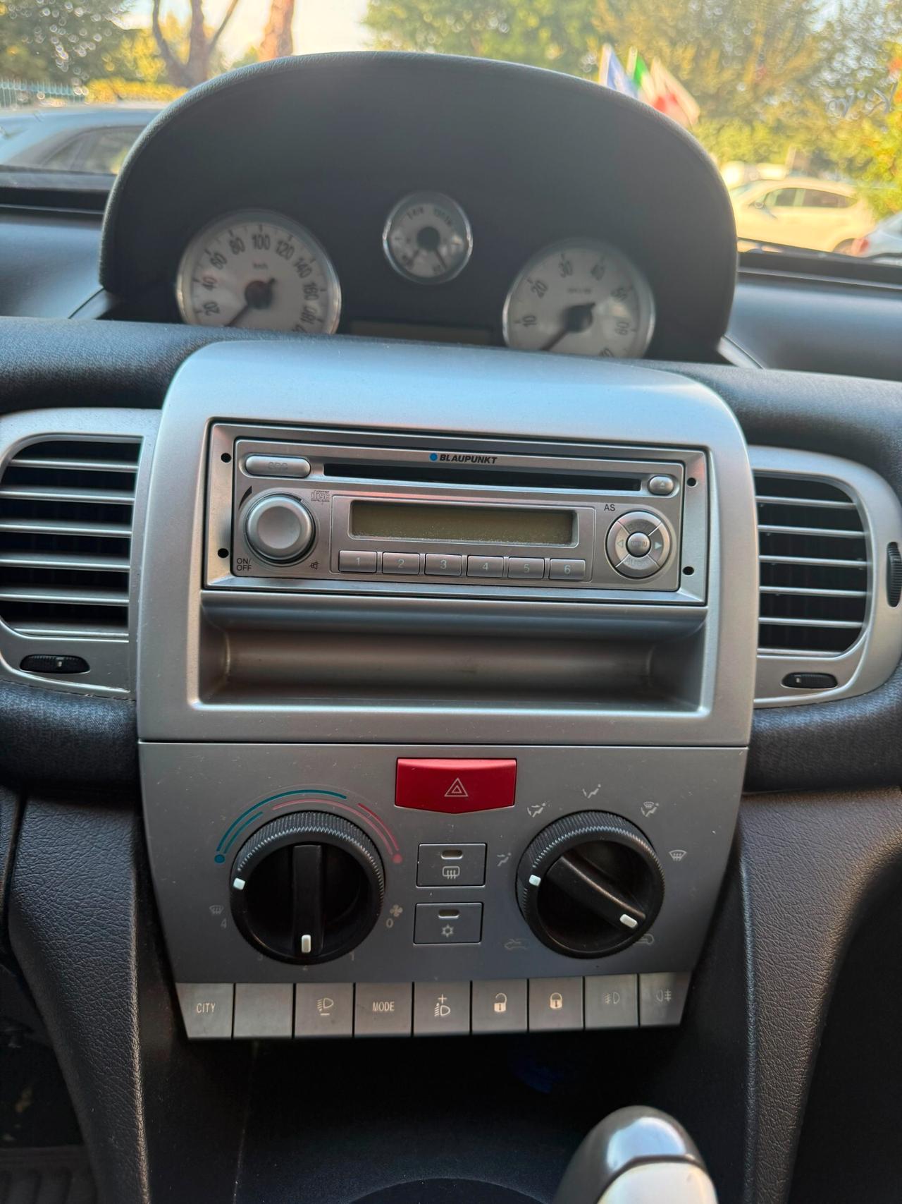 Lancia Ypsilon 1.3 MJT 75 CV Versus