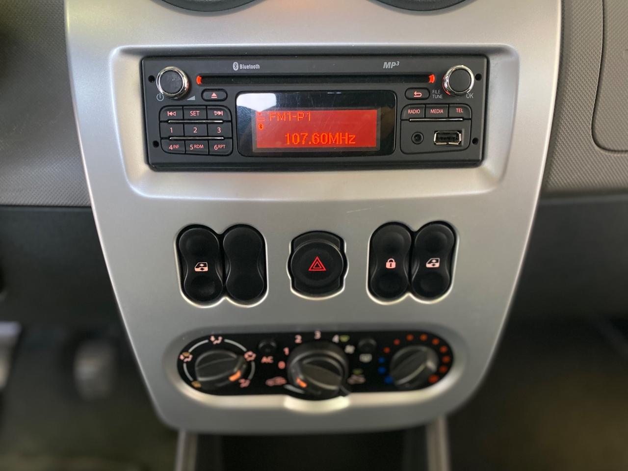 Dacia Sandero 1.2 16V GPL 75CV Embleme