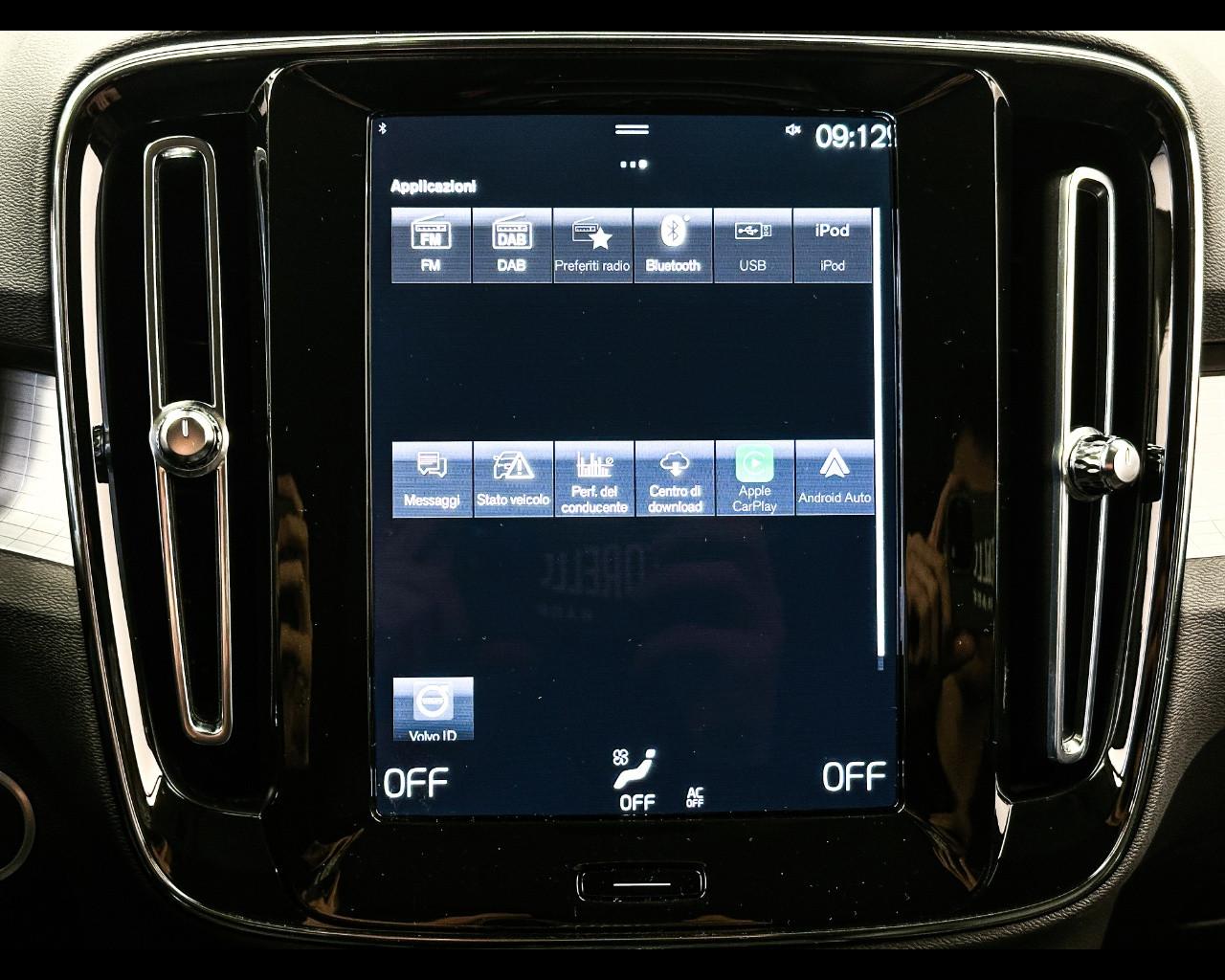 VOLVO XC40 B4 AWD Geartronic Momentum Pro