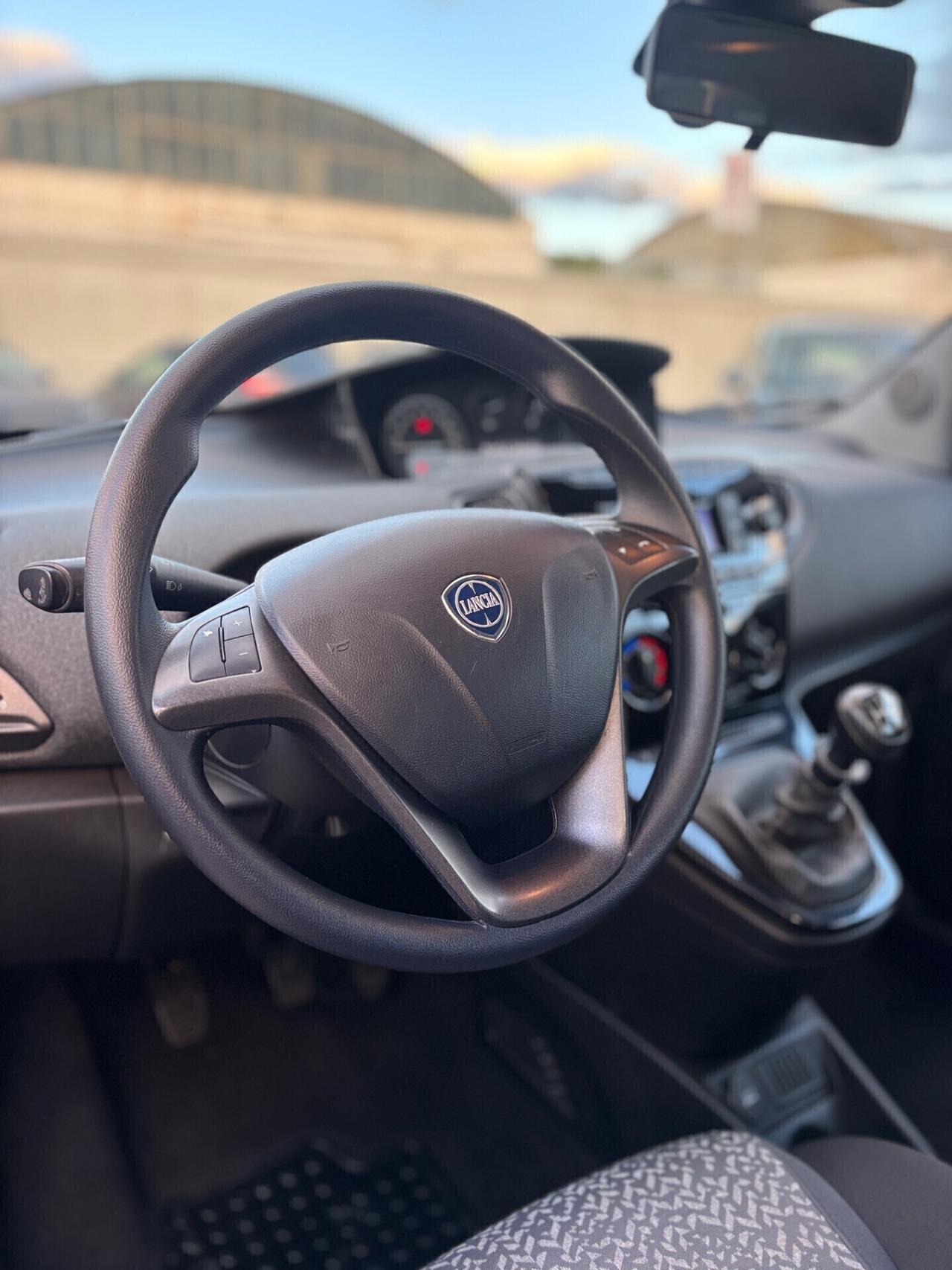 Lancia Ypsilon 1.0 FireFly 5 porte S&S Hybrid Silver