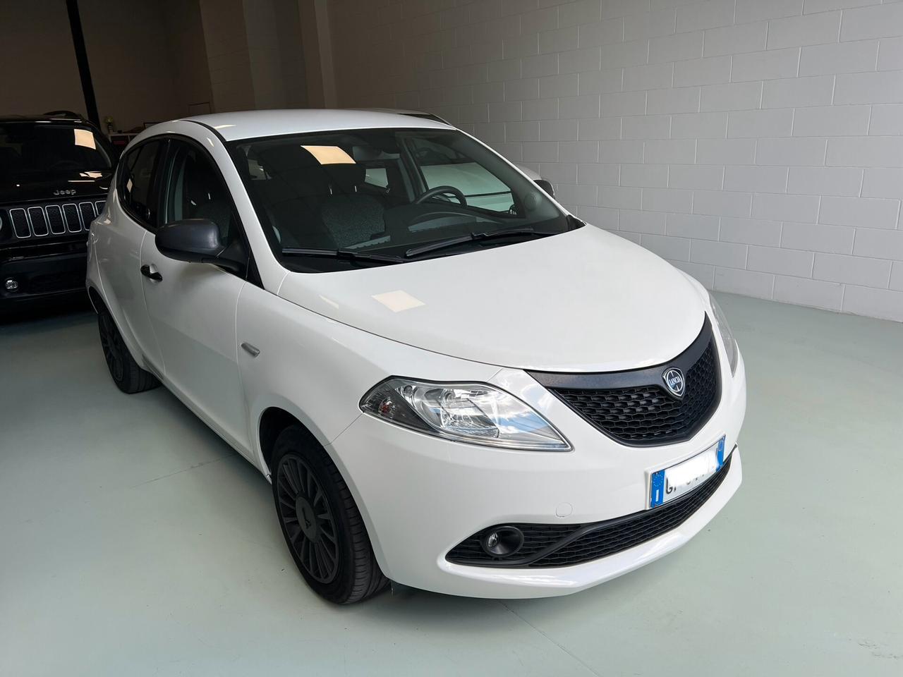 Lancia Ypsilon 1.0 FireFly 5 porte S&S Hybrid Ecochic Silver