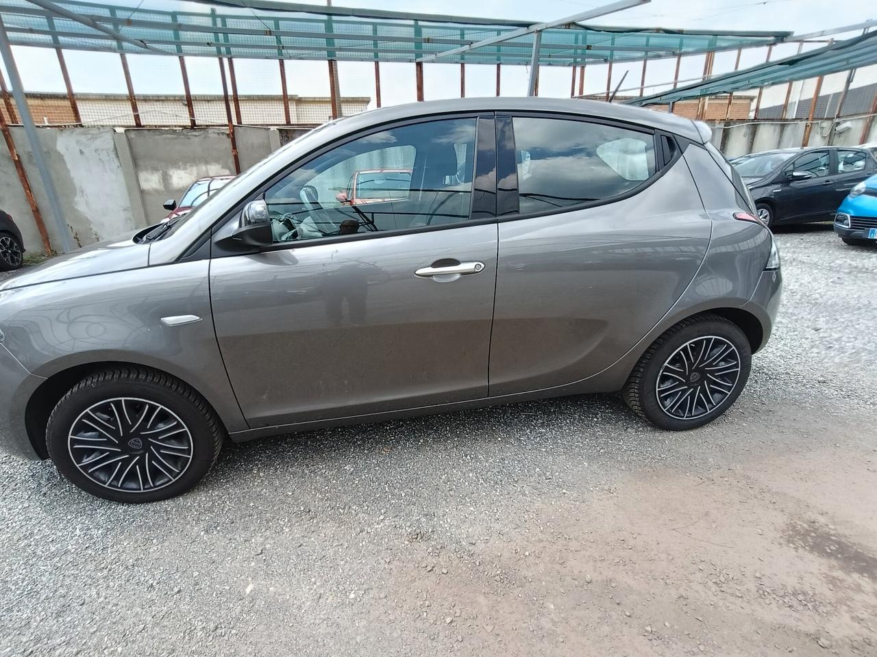Lancia Ypsilon 1.0 ibrid