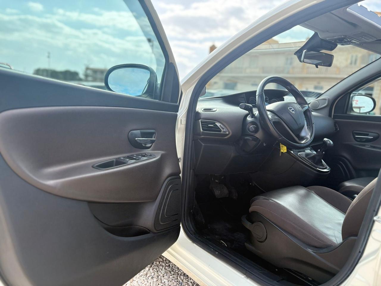 Lancia Ypsilon 0.9 TwinAir 85 CV 5 porte S&S Black&Red