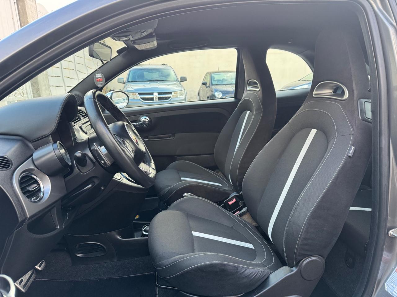 Abarth 500C 1.4 TURBOBENZINA 140CV 2010