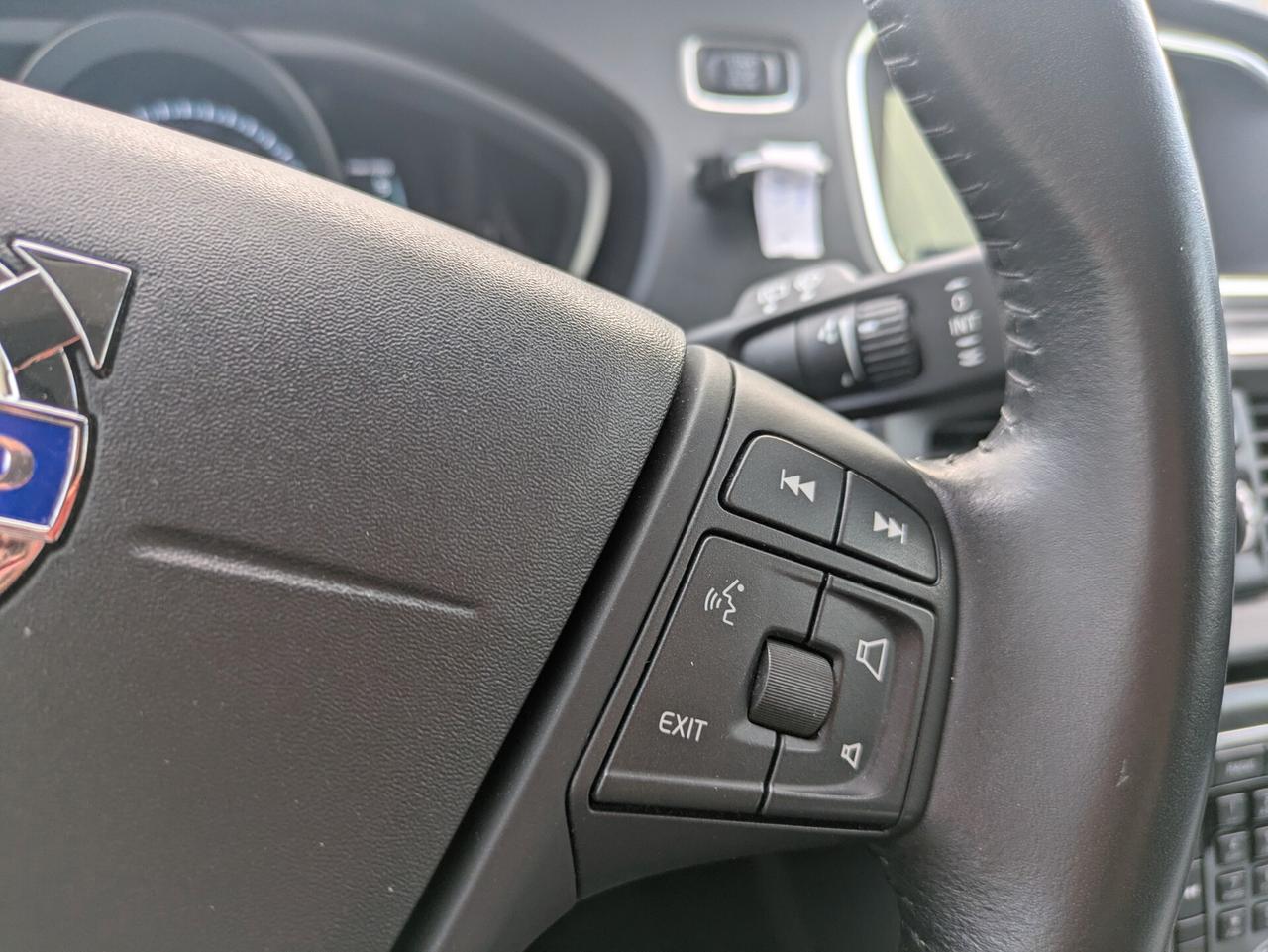 VOLVO V40 CROSS COUNTRY D2 MOMENTUM