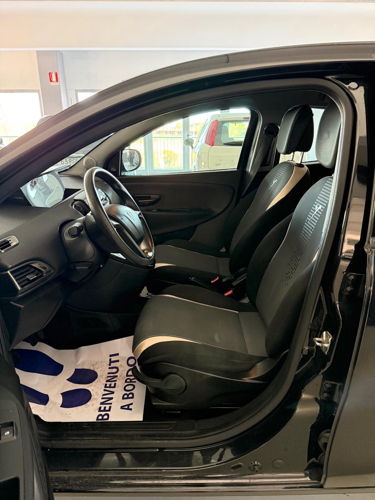 Lancia Ypsilon 1.2 69 CV 5 porte S&S Silver