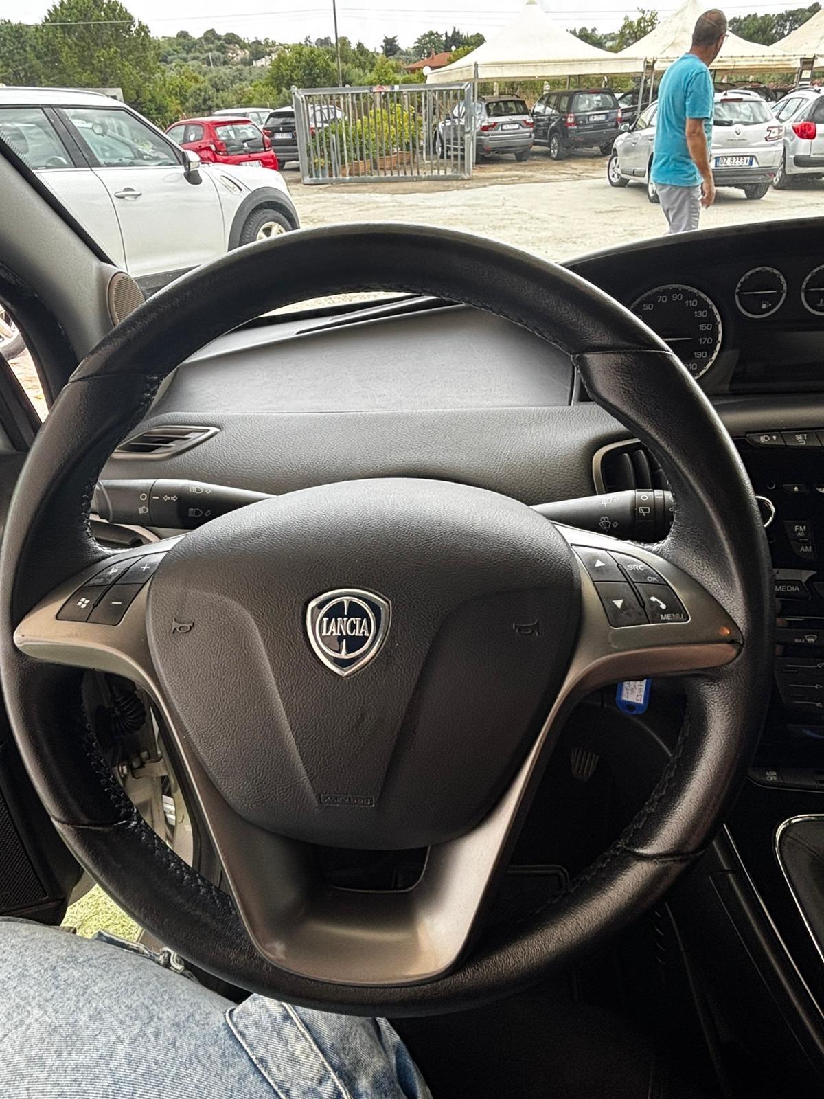 Lancia Ypsilon 1.3 MJT 75 CV Platinum
