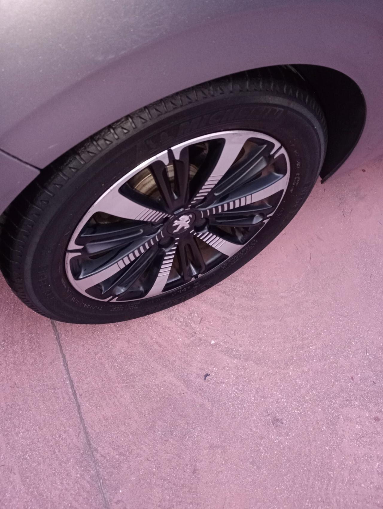 Peugeot 208 BlueHDi 100 S&S 5 porte Signature