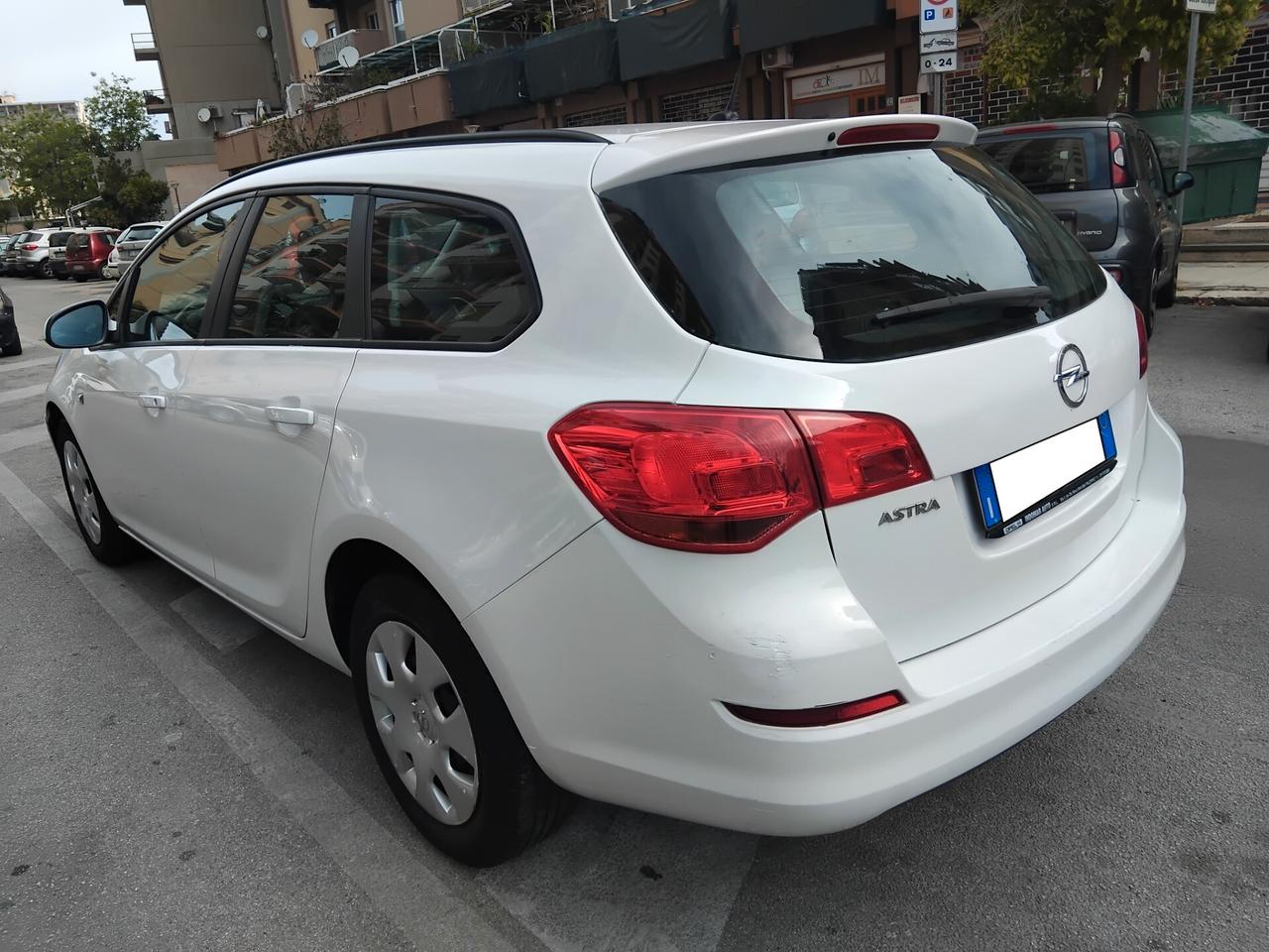 OPEL ASTRA 1.4 STATION WAGON CON PROBLEMI AL MOTORE