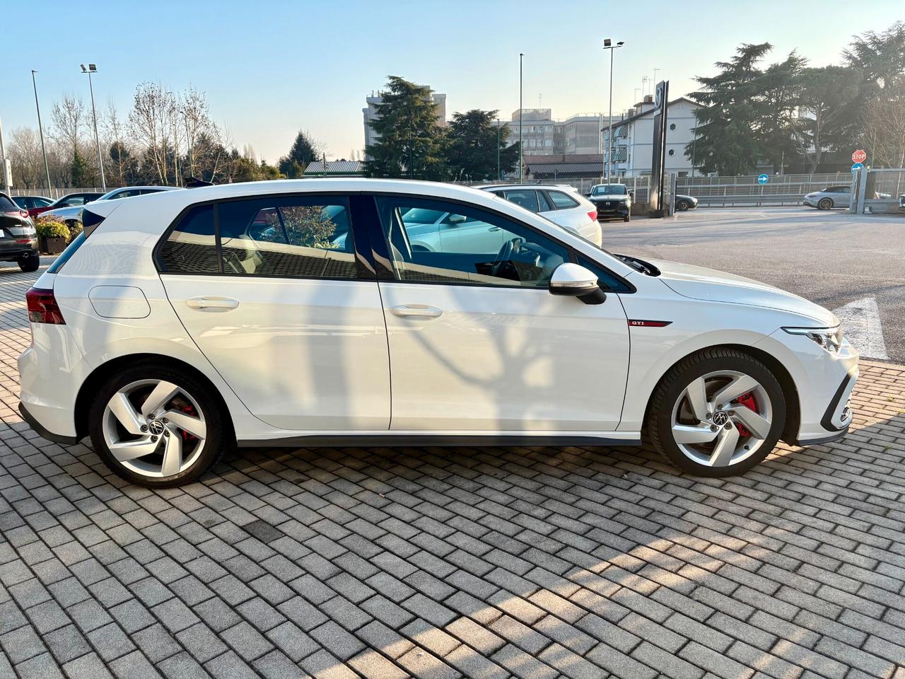 VW Golf 8 GTI 2.0 TSI DSG | SOLI 15.000 KM – COME NUOVA – GARANZIA UFF. iva esposta