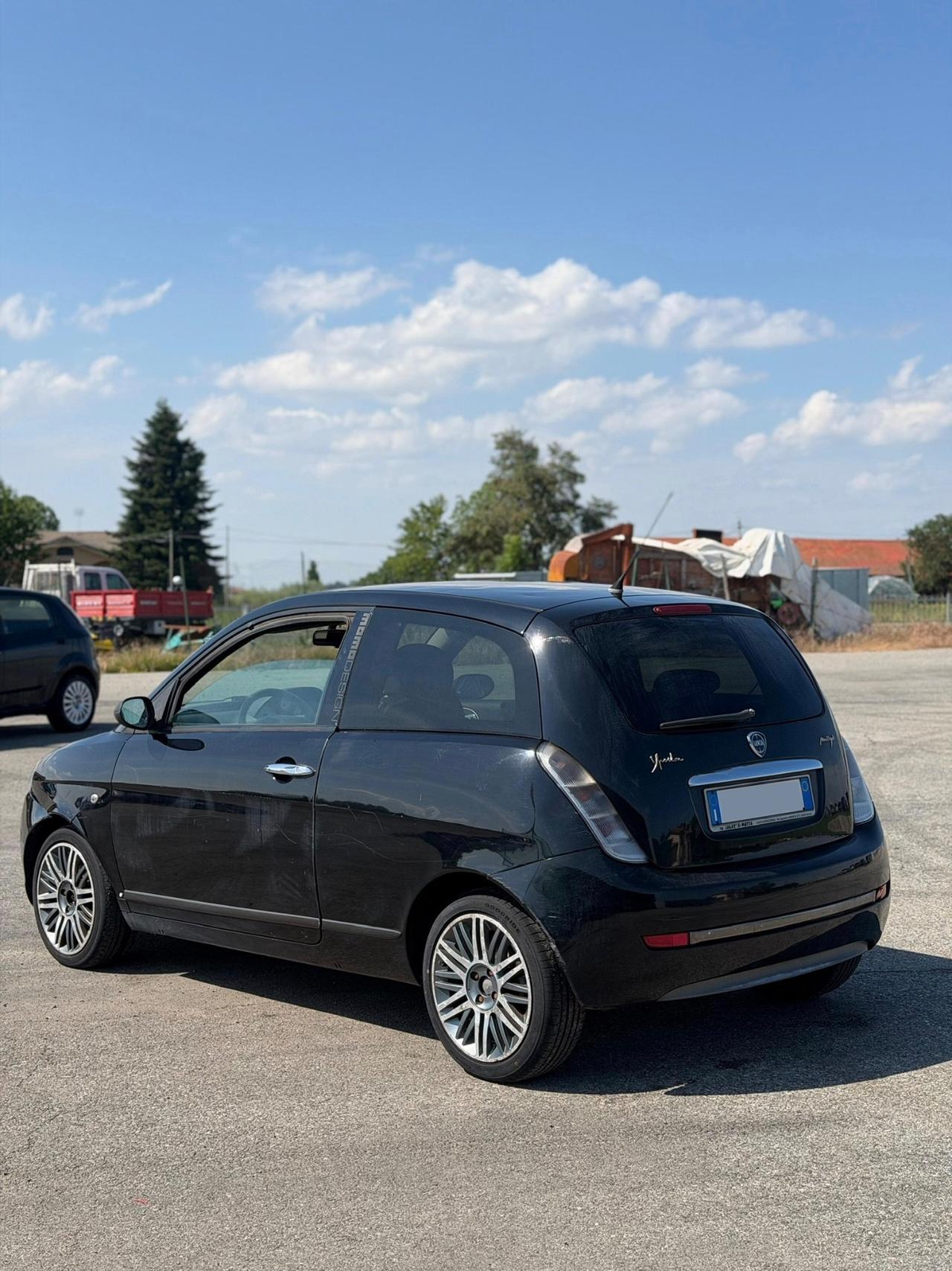 Lancia Ypsilon 1.3 MJT 75 CV Versus