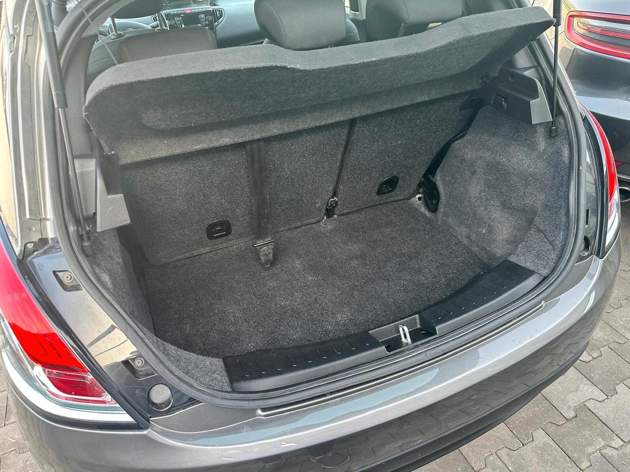 Lancia Ypsilon 1.0 FireFly 5 porte S&S Hybrid Silver