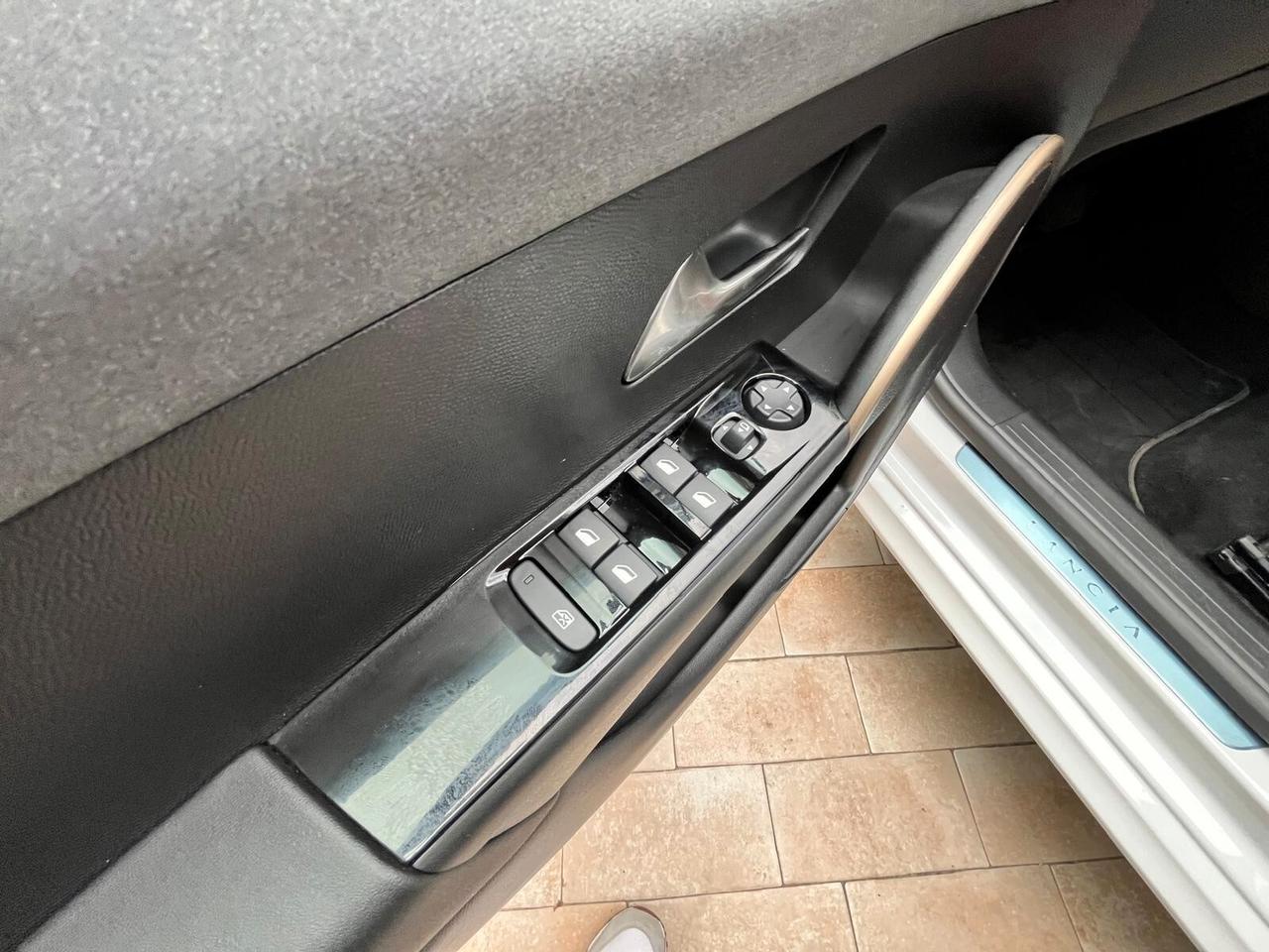 Lancia Ypsilon Hybrid e-DCT Edizione Cassina