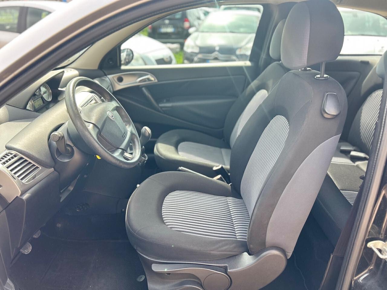 Lancia Ypsilon 1.3 MJT 75 CV Versus