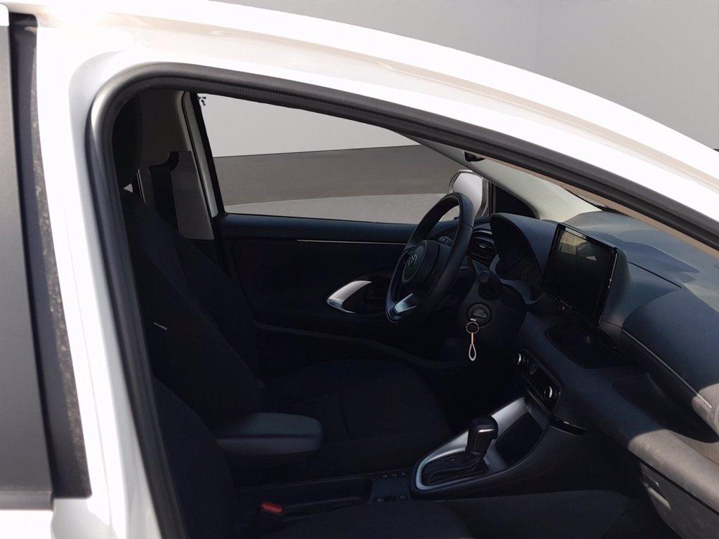 TOYOTA Yaris 1.5h active del 2025