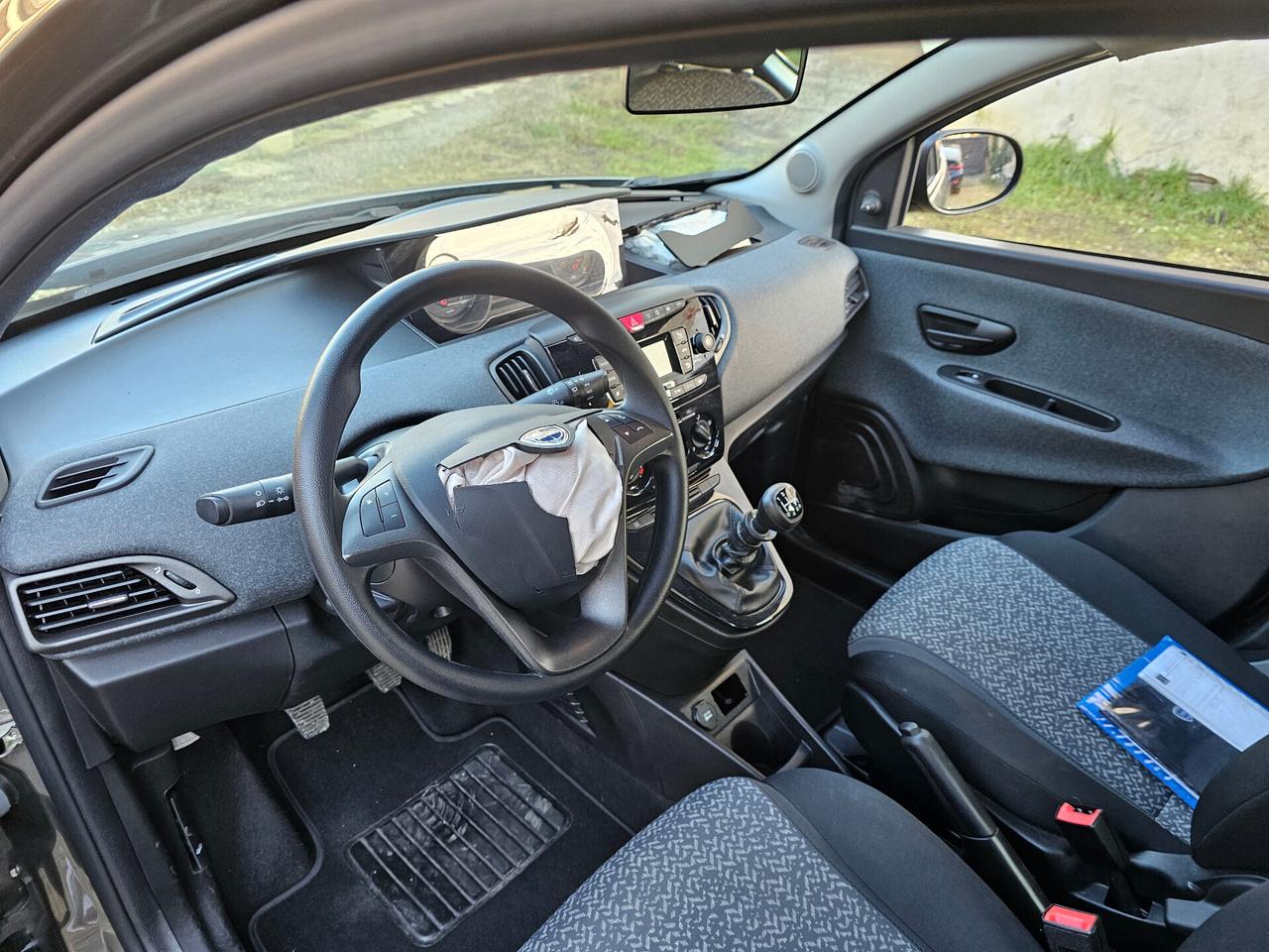 Lancia Ypsilon 1.0 S&S Hybrid Silver