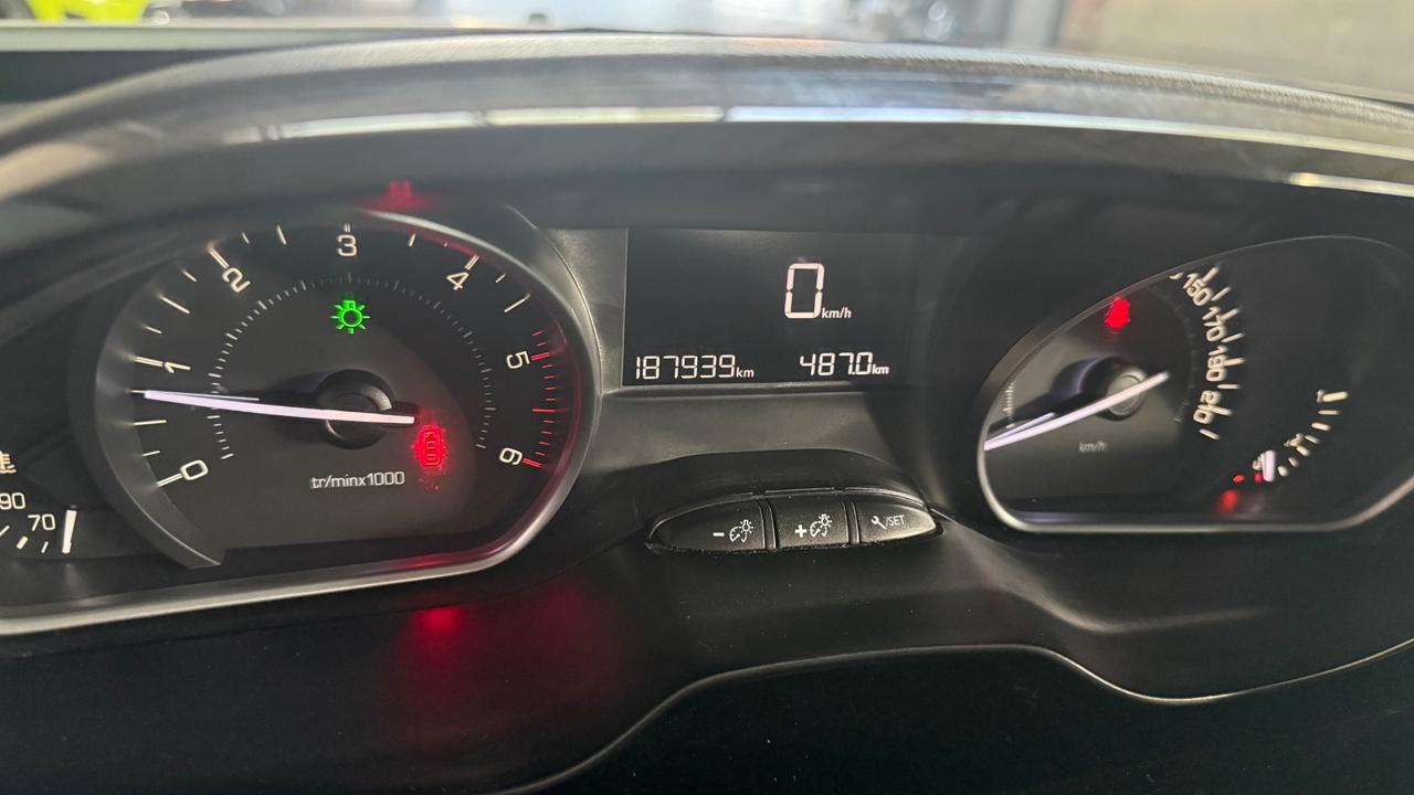Peugeot 2008 BlueHDi 100 Black Matt