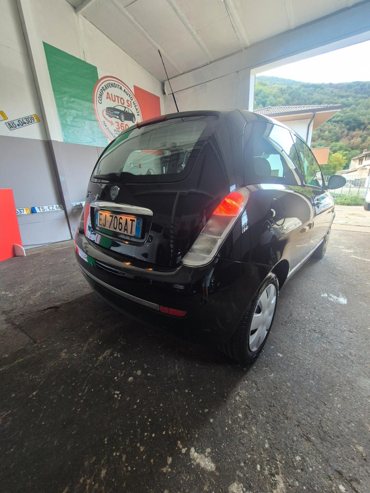 Lancia Ypsilon 1.2 69 CV Platino neo patentati
