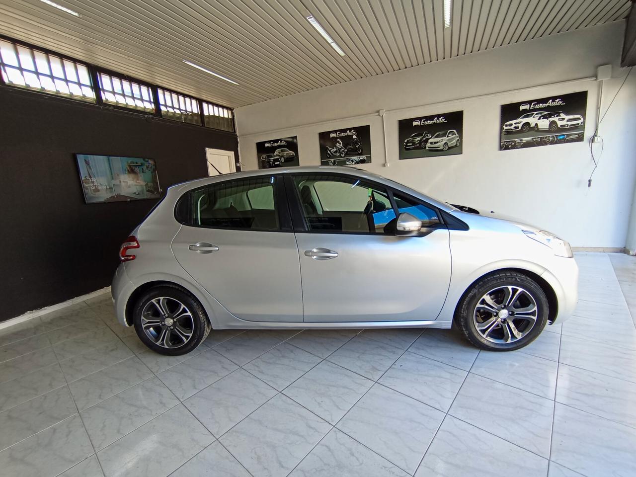 Peugeot 208 1.4 diesel 2015 CON GARANZIA