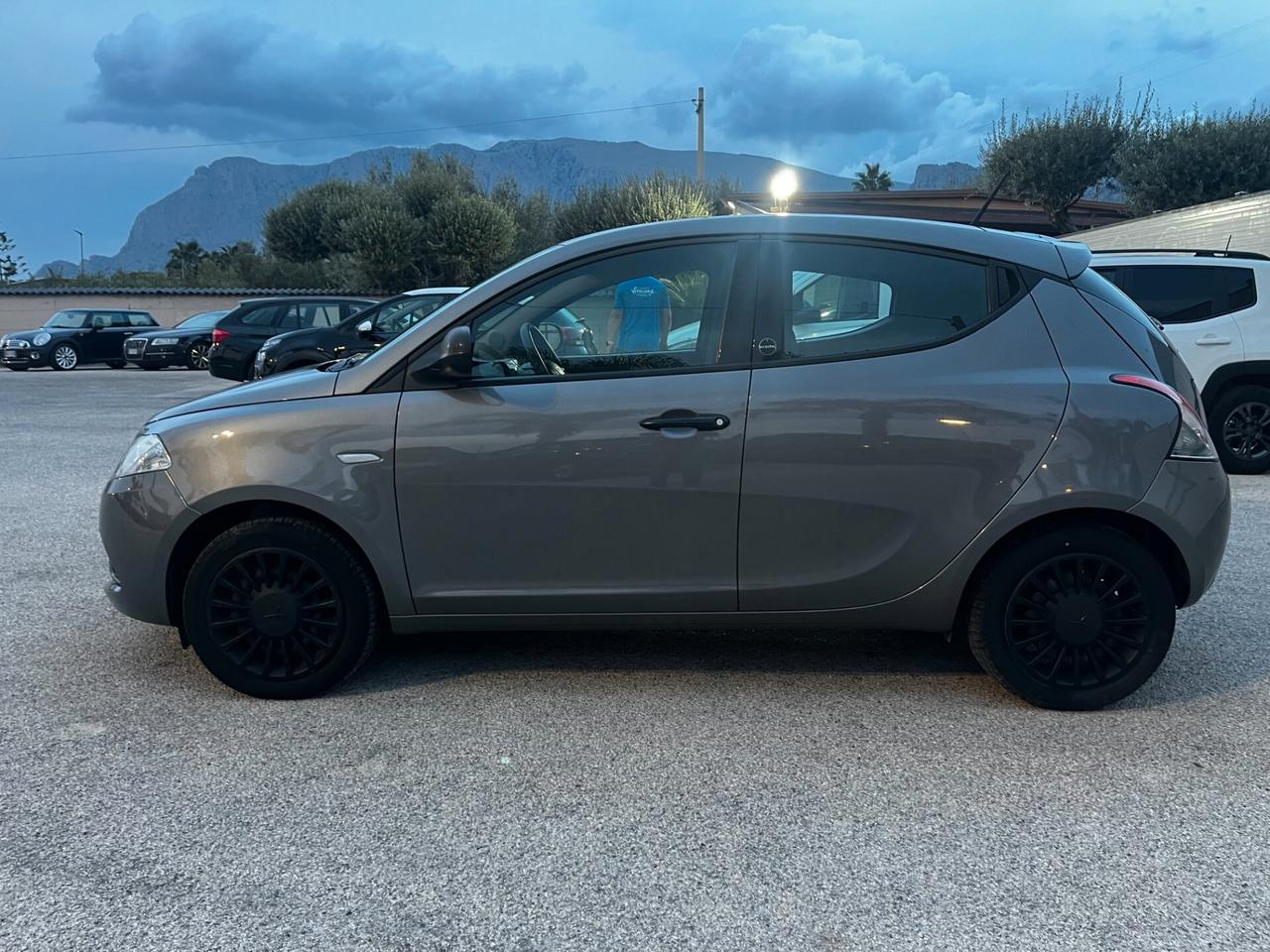 Lancia Ypsilon 1.0 FireFly 5 porte S&S Hybrid Ecochic Silver