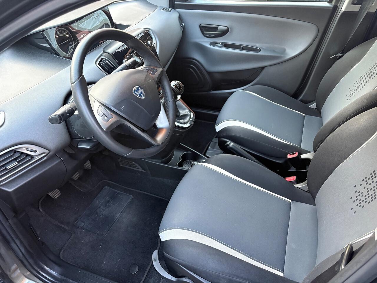 Lancia Ypsilon 1.2 BENZINA 2014 NEOPATENTATI